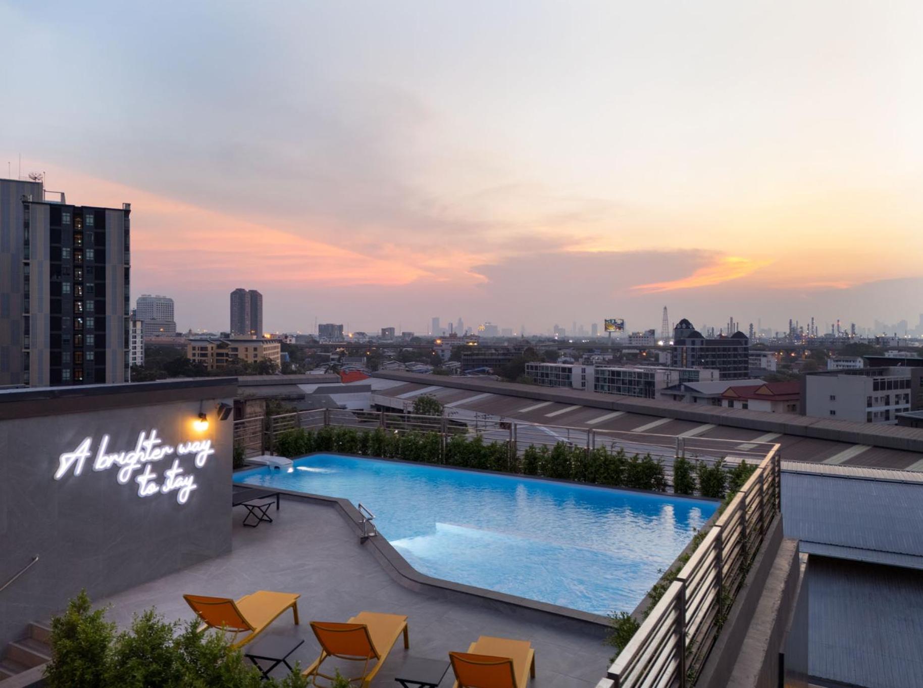 Lumen Bangkok Udomsuk Station Hotel Bagian luar foto