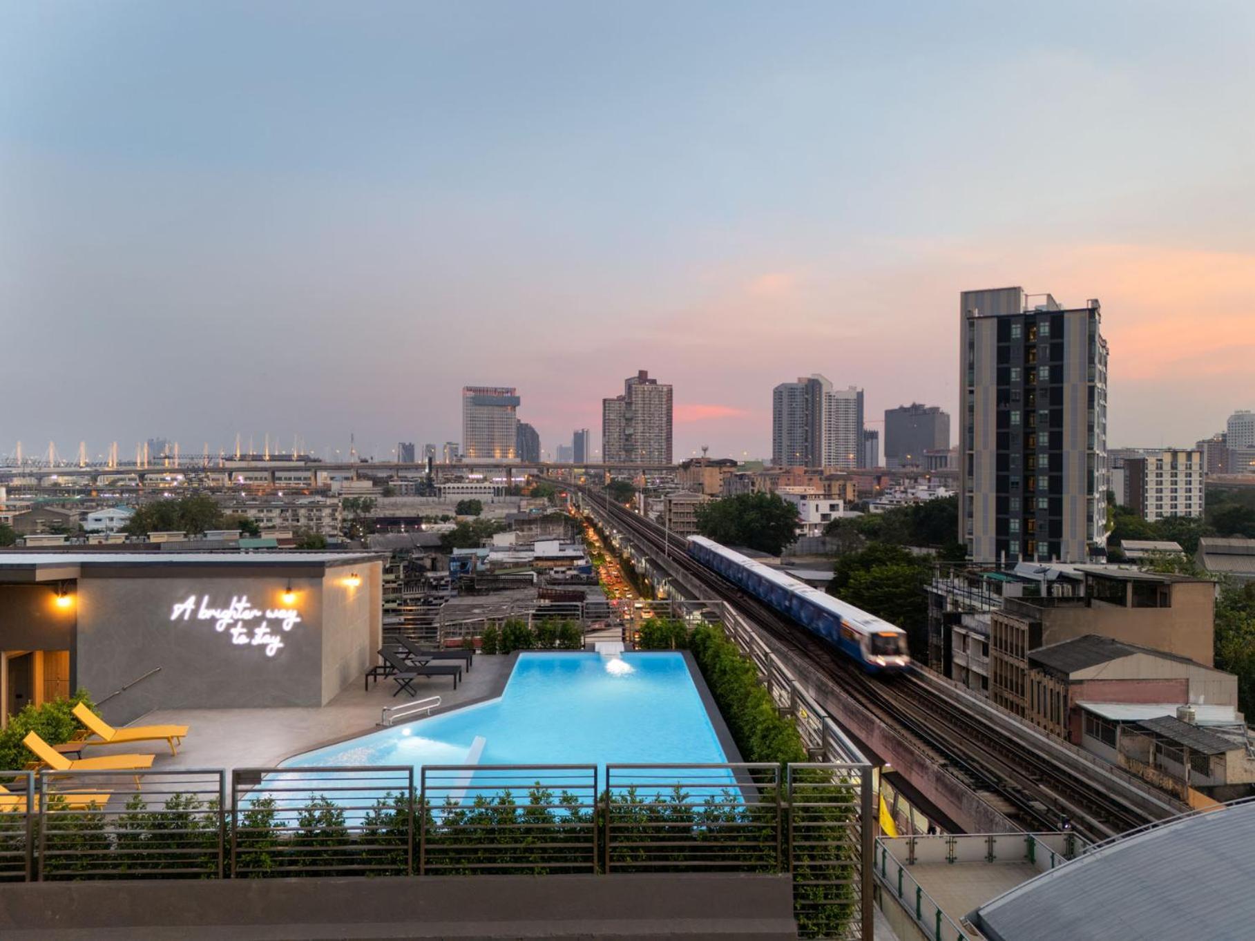 Lumen Bangkok Udomsuk Station Hotel Bagian luar foto