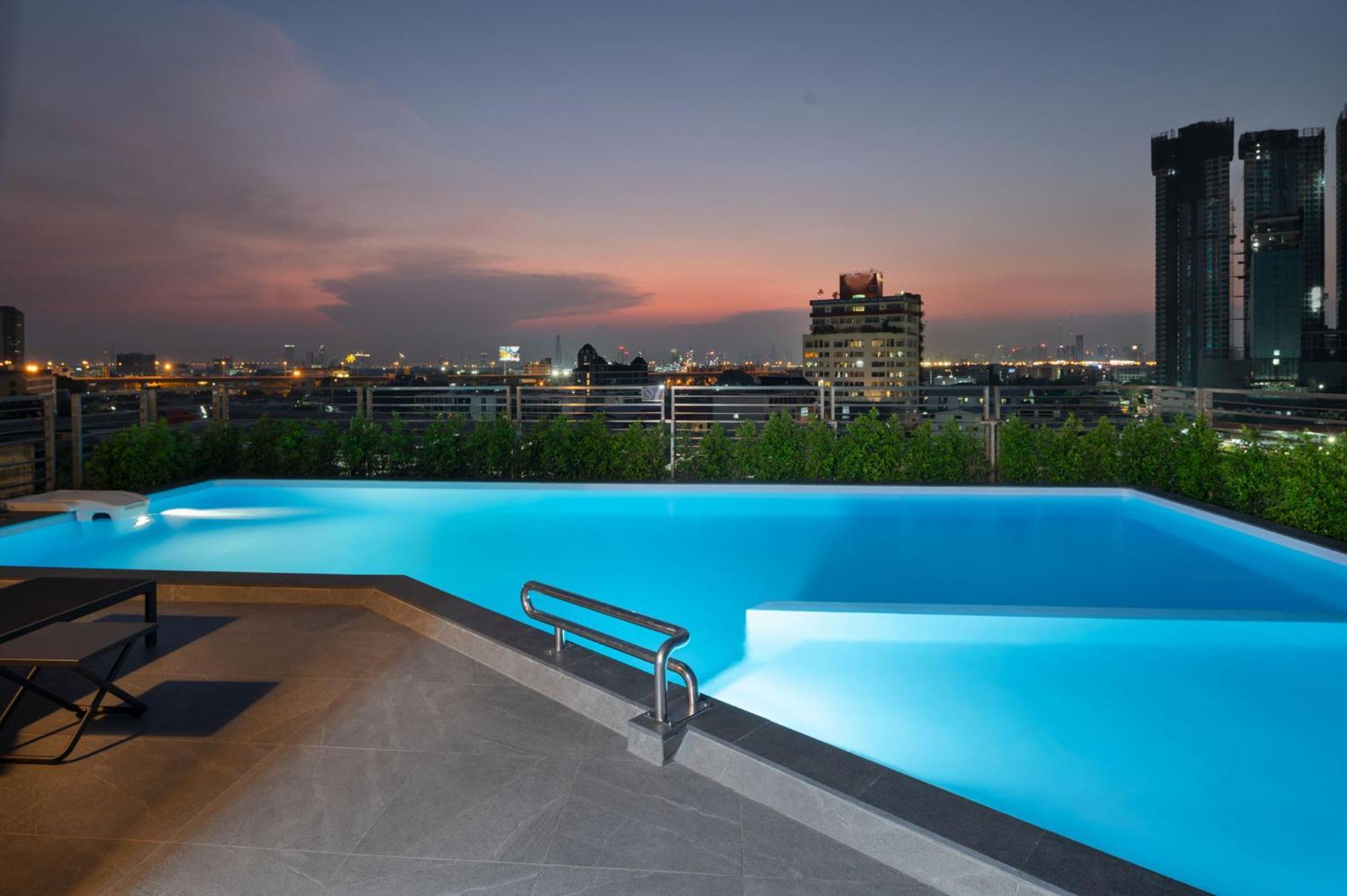 Lumen Bangkok Udomsuk Station Hotel Bagian luar foto