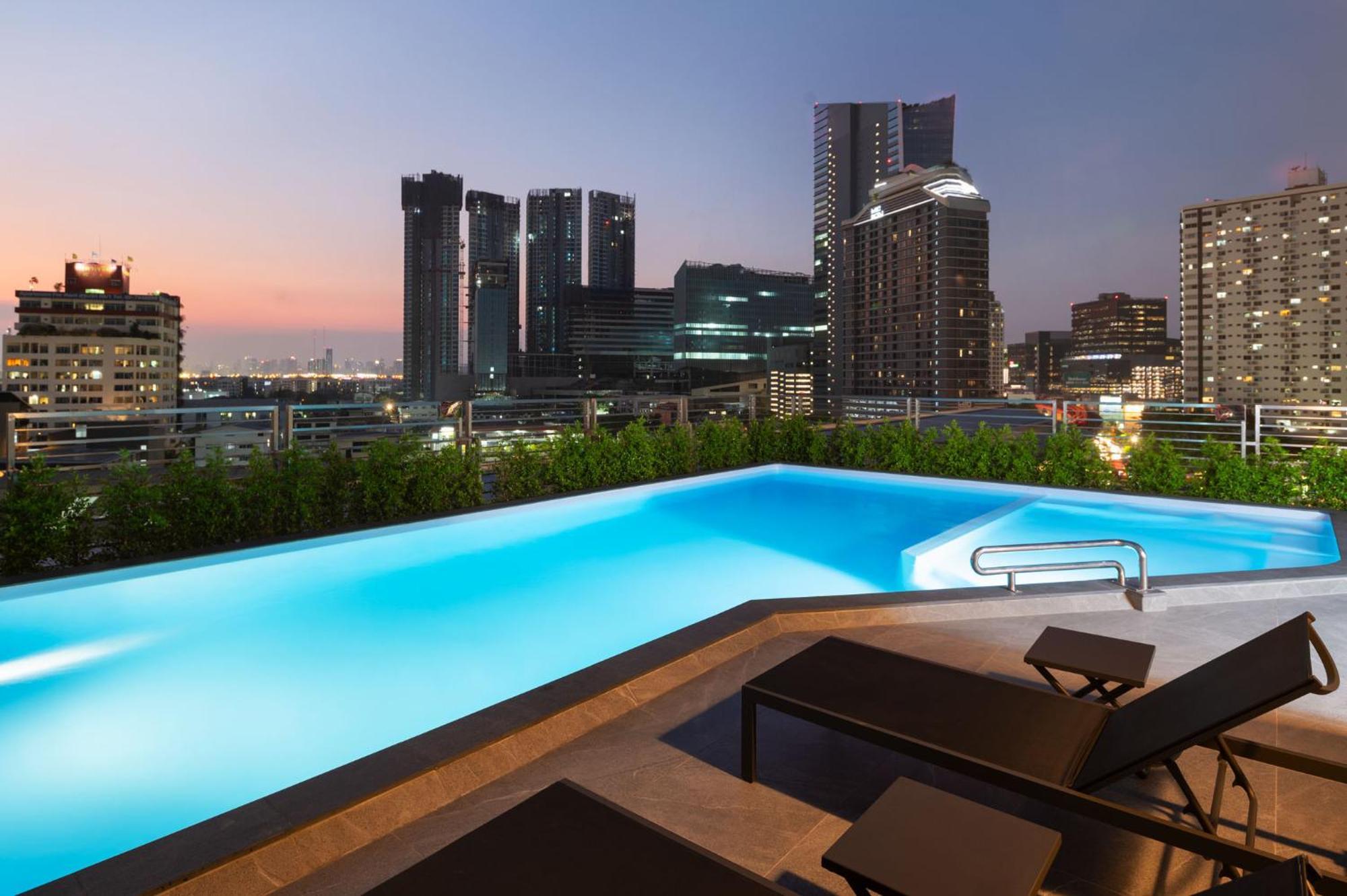 Lumen Bangkok Udomsuk Station Hotel Bagian luar foto