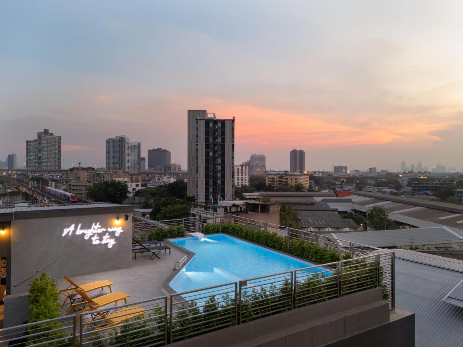 Lumen Bangkok Udomsuk Station Hotel Bagian luar foto