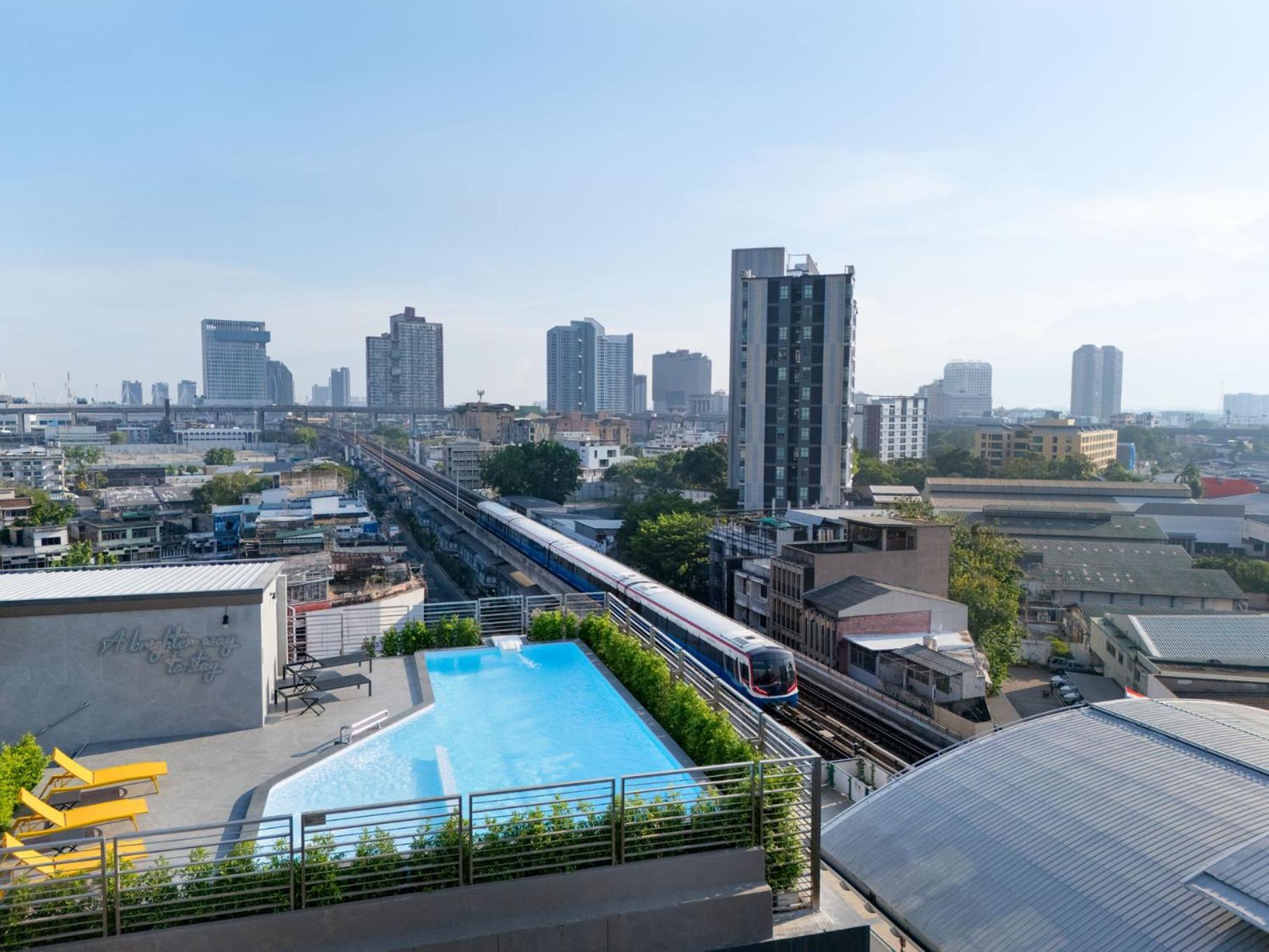 Lumen Bangkok Udomsuk Station Hotel Bagian luar foto